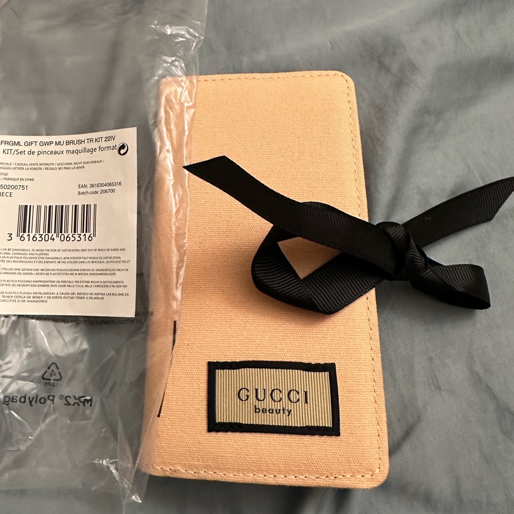 🎉 host pick 🎉New Gucci mini travel brush set